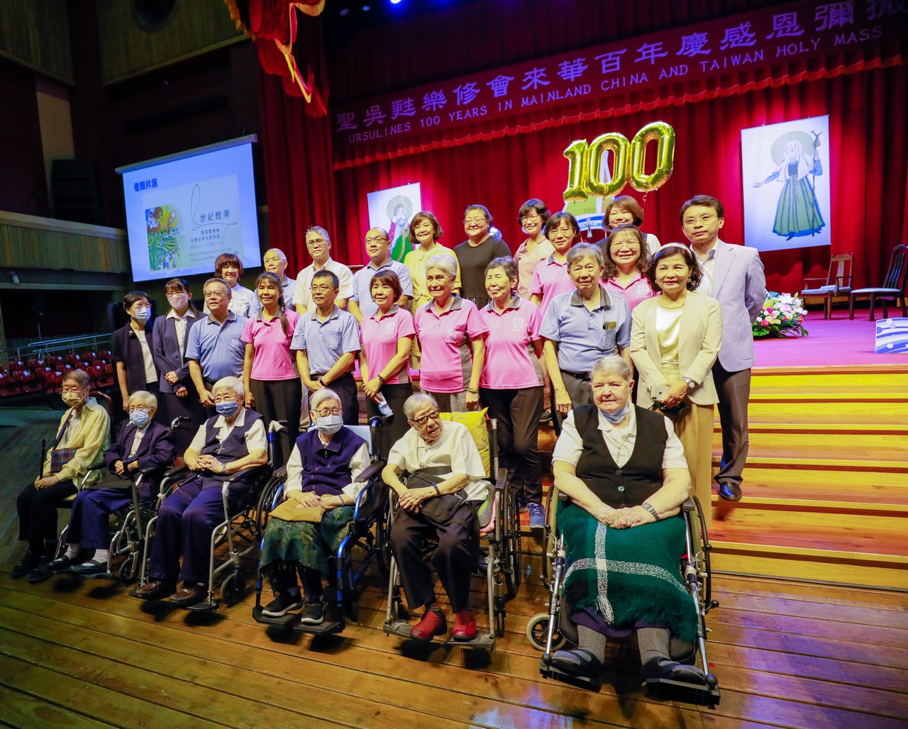 基督服務團團員與聖吳甦樂修會修女合影